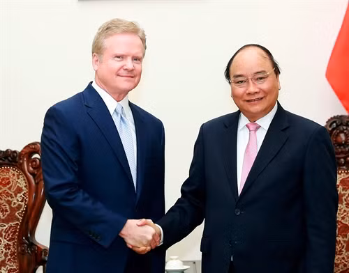 Thủ tướng Nguyễn Xuân Phúc tiếp cựu Thượng Nghị sỹ Hoa Kỳ James Webb sang thăm Việt Nam. Ảnh: Thống Nhất - TTXVN