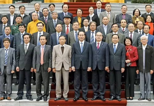 Chủ tịch nước Trần Đại Quang, Chủ tịch UBTƯ MTTQ Việt Nam Nguyễn Thiện Nhân, Phó Chủ tịch nước Đặng Thị Ngọc Thịnh với các đại biểu tham dự hội nghị. Ảnh: Nhan Sáng-TTXVN