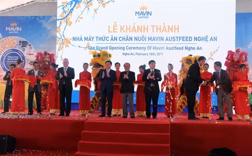 Phó Thủ tướng Vương Đình Huệ và các đai biểu cắt băng khánh thành nhà máy. Ảnh: Tá Chuyên – TTXVN