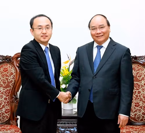 Thủ tướng Nguyễn Xuân Phúc tiếp ông Atsusuke Kawada, Trưởng đại diện Tổ chức Xúc tiến Thương mại Nhật Bản (JETRO) tại Việt Nam. Ảnh: Thống Nhất -TTXVN