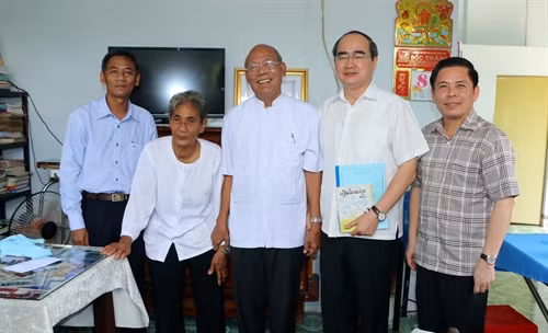 Chủ tịch Ủy ban Trung ương MTTQ Việt Nam Nguyễn Thiện Nhân thăm Nhà giáo Nhân dân Lâm Es, người có trên 50 năm cống hiến vì sự nghiệp giáo dục trong tỉnh và có công rất lớn trong việc biên soạn, xuất bản hàng chục cuốn sách học chữ Khmer cho con em đồng bào dân tộc. Ảnh: Trung Hiếu- TTXVN