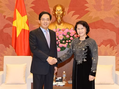 Chủ tịch Quốc hội Nguyễn Thị Kim Ngân tiếp Đại sứ Đặc mệnh toàn quyền nước CHND Trung Hoa Hồng Tiểu Lỗi đến chào xã giao. Ảnh: Trọng Đức – TTXVN