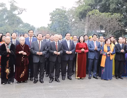 Tổng Bí thư Nguyễn Phú Trọng và các đại biểu dâng hương tại Tượng đài Lý Thái Tổ. Ảnh : Trí Dũng – TTXVN