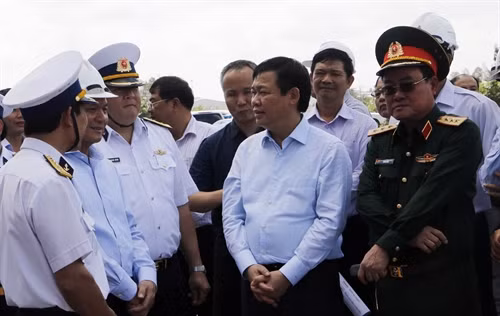 Phó Thủ tướng Chính phủ Vương Đình Huệ đi khảo sát Tân Cảng Cái Cui thuộc Tổng Công ty Tân Cảng Sài Gòn và Chi nhánh Cảng Cái Cui thuộc Công ty Cổ phần Cảng Cần Thơ. Ảnh: Thanh Liêm- TTXVN