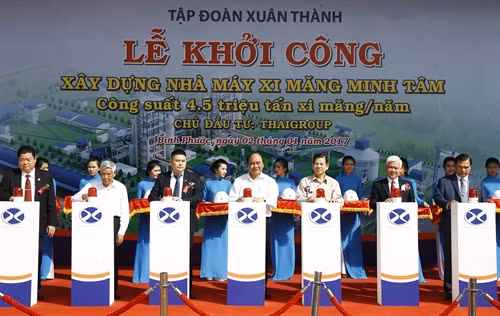 Thủ tướng Nguyễn Xuân Phúc, các đồng chí lãnh đạo và nguyên lãnh đạo Đảng, Nhà nước cùng các đại biểu thực hiện nghi lễ khởi công xây dựng Nhà máy. Ảnh:Thống Nhất-TTXVN