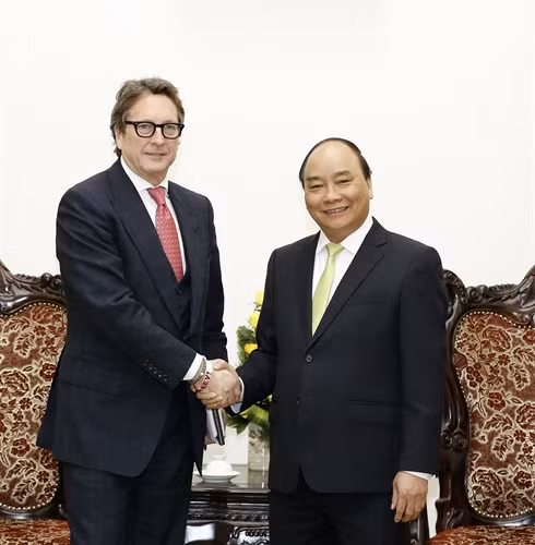 Sáng 12/1/2017, tại trụ sở Chính phủ, Thủ tướng Nguyễn Xuân Phúc tiếp ông Phillip Falcone, Chủ tịch, Tổng giám đốc Harbinger Capital(Hoa Kỳ).Ảnh:Thống Nhất-TTXVN