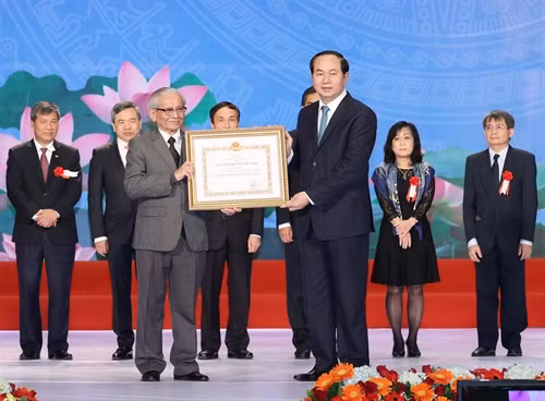 Chủ tịch nước Trần Đại Quang trao giải cho các tác giả đạt Giải thưởng Hồ Chí Minh về Khoa học và Công nghệ. Ảnh: Nhan Sáng-TTXVN