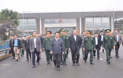 Phó Thủ tướng Trương Hòa Bình thăm cửa khẩu đường bộ Kim Thành- Cửa khẩu quốc tế Lào Cai. Ảnh: Hồng Ninh- TTXVN