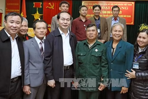 Chủ tịch nước Trần Đại Quang với các thương, bệnh binh tại Trung tâm điều dưỡng thương binh Nho Quan, tỉnh Ninh Bình. Ảnh: Nhan Sáng-TTXVN