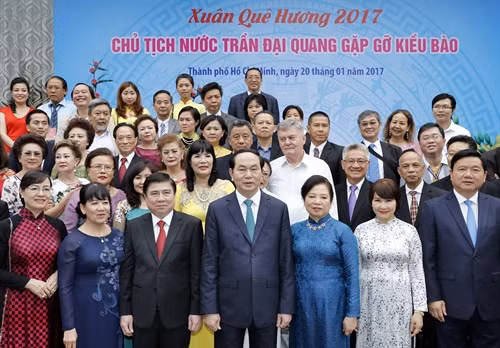 Chủ tịch nước Trần Đại Quang dâng hương tưởng niệm các Vua Hùng tại Khu tưởng niệm các Vua Hùng, phường Long Bình, Quận 9. Ảnh: Nhan Sáng-TTXVN