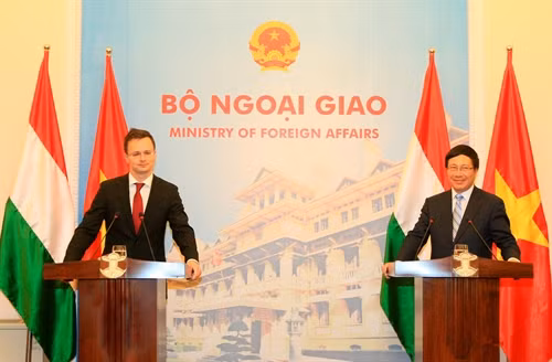 Phó Thủ tướng, Bộ trưởng Ngoại giao Phạm Bình Minh và Bộ trưởng Ngoại giao và Kinh tế đối ngoại Hungary Szijjarto Peter gặp gỡ báo chí. Ảnh: Thống Nhất-TTXVN