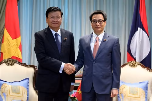Phó Thủ tướng Vũ Đức Đam hội kiến Thủ tướng Lào Thonglun Sisulit bên lề hội nghị. Ảnh: Sơn Nam - Pv TTXVN tại Thái Lan