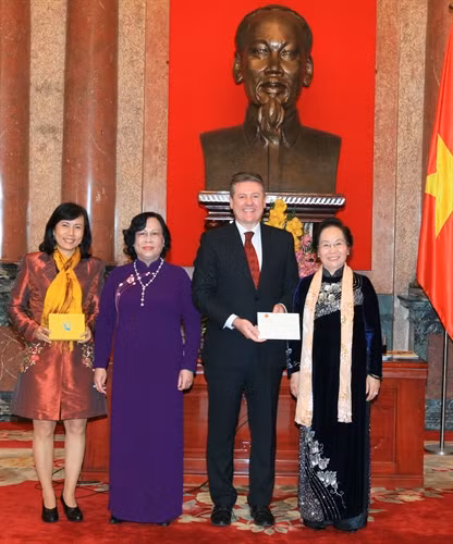 Phó Chủ tịch nước Nguyễn Thị Doan tặng quà lưu niệm cho các đại biểu. Ảnh: Thống Nhất - TTXVN