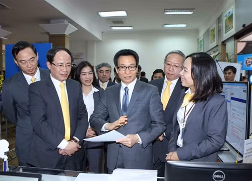 Phó Thủ tướng Chính phủ Vũ Đức Đam tham quan khu vực dịch vụ công trực tuyến cấp đổi giấy phép lái xe tại buổi khai trương. Ảnh: Quý Trung- TTXVN