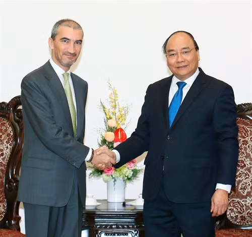 Thủ tướng Nguyễn Xuân Phúc tiếp ông Francisco Assis Morais E Cunha Vaz Patto, Đại sứ Đặc mệnh toàn quyền Cộng hòa Bồ Đào Nha thường trú tại Thái Lan kiêm nhiệm Việt Nam đến chào xã giao . Ảnh: Thống Nhất-TTXVN