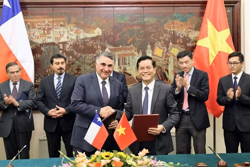 Thứ trưởng Bộ Ngoại giao Hà Kim Ngọc và Thứ trưởng Ngoại giao Chile Edgardo Riveros Marin ký Hiệp định Miễn thị thực cho người mang hộ chiếu phổ thông giữa Việt Nam và Chile. Ảnh: Nguyễn khang – TTXVN