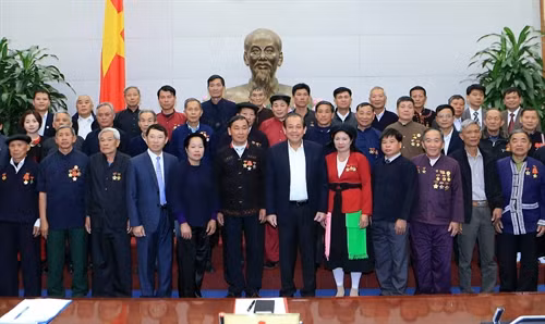 Phó Thủ tướng Thường trực Chính phủ Trương Hòa Bình chụp ảnh chung với đoàn đại biểu người có uy tín dân tộc thiểu số tiêu biểu tỉnh Bắc Giang. Ảnh: Doãn Tấn- TTXVN