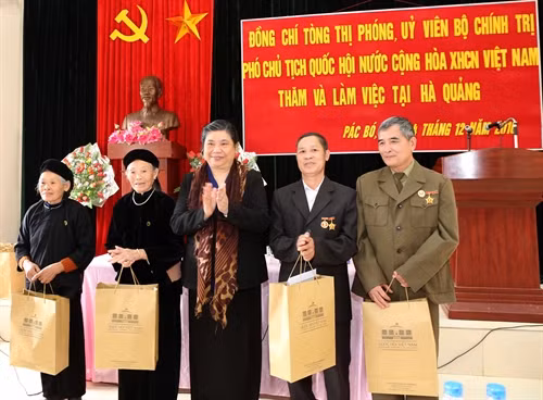 Phó Chủ tịch Quốc hội Tòng Thị Phóng tặng quà các gia đình chính sách huyện Hà Quảng, tỉnh Cao Bằng. Ảnh: Phương Hoa- TTXVN