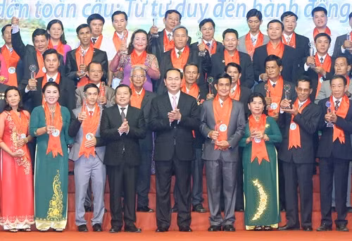 Chủ tịch nước Trần Đại Quang trao danh hiệu "Nông dân Việt Nam xuất sắc" cho các cá nhân có thành tích xuất sắc. Ảnh: Nhan Sáng-TTXVN