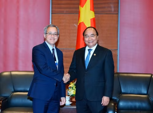 Thủ tướng Nguyễn Xuân Phúc tiếp ông Richard Samans Giám đốc điều hành Diễn đàn Kinh tế thế giới (WEF) nhân dịp sang dự Hội nghị Diễn đàn Kinh tế thế giới về khu vực Mê Công (WEF - Mekong). Ảnh: TTXVN