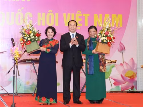Chủ tịch nước Trần Đại Quang tặng hoa chúc mừng Chủ tịch Quốc hội Nguyễn Thị Kim Ngân và Phó Chủ tịch Quốc hội Tòng Thị Phóng. Ảnh: Trọng Đức – TTXVN