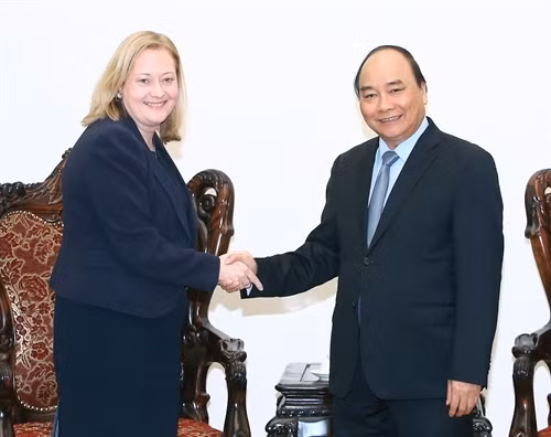 Thủ tướng Nguyễn Xuân Phúc tiếp Đại sứ đặc mệnh Toàn quyền Cộng hòa Ireland Cait Moran. Ảnh: Thống Nhất-TTXVN