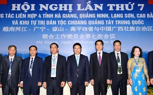 Phó Thủ tướng, Bộ trưởng Bộ Ngoại giao Phạm Bình Minh (giữa) và các đại biểu dự hội nghị. Ảnh: Thống Nhất – TTXVN