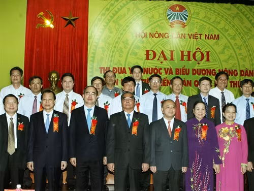 Các đồng chí lãnh đạo Đảng, Nhà nước dự Đại hội và chụp ảnh chung với các đại biểu. Ảnh: Nguyễn Dân – TTXVN