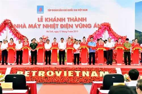 Thủ tướng Nguyễn Tấn Dũng và các đại biểu cắt băng khánh thành Nhà máy Nhiệt điện Vũng Áng 1, công suất 1.200 MW, tổng vốn đầu tư hơn 33.000 tỷ đồng, tại Khu kinh tế Vũng Áng (Hà Tĩnh). Ảnh: Đức Tám – TTXVN