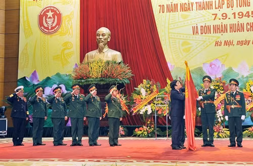Chủ tịch nước Trương Tấn Sang gắn Huân chương Quân công hạng Nhất lên Cờ truyền thống của Bộ Tổng tham mưu QĐND Việt Nam. Ảnh: Trọng Đức – TTXVN