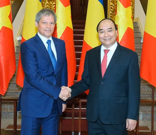 Thủ tướng Chính phủ Nguyễn Xuân Phúc đón Thủ tướng Dacian Ciolos đến hội đàm. Ảnh: Thống Nhất-TTXVN