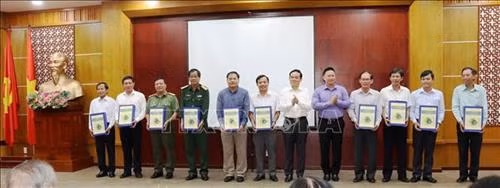 Trao hồ sơ quy hoạch khu du lịch quốc gia Núi Bà Đen cho UBND TP.Tây Ninh. Ảnh: Lê Đức Hoảnh - TTXVN