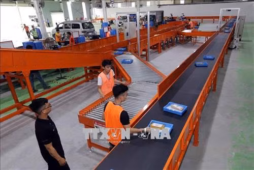Từ đầu tháng 6/2018, LEL Express, đơn vị giao nhận thương mại điện tử của Tập đoàn Lazada đưa vào vận hành hệ thống phân loại hàng hóa tự động tại khu công nghiệp Sài Đồng, Long Biên, Hà Nội với công suất 10.000 sản phẩm/giờ. Đây là hệ thống phân loại hàng hóa được tích hợp tính năng đọc mã vạch thông minh để nhận diện đơn hàng và sử dụng robot để tự động phân loại theo kích thước, địa chỉ và chia về từng khu giao hàng khác nhau… đảm bảo không có sai sót trong quá trình chia chọn, hàng hóa. Ảnh: Trần Việt - TTXVN
