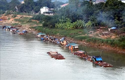 Nuôi cá lồng trên sông Lô, phường Nông Tiến, thành phố Tuyên Quang. Ảnh: Quang Đán – TTXVN
