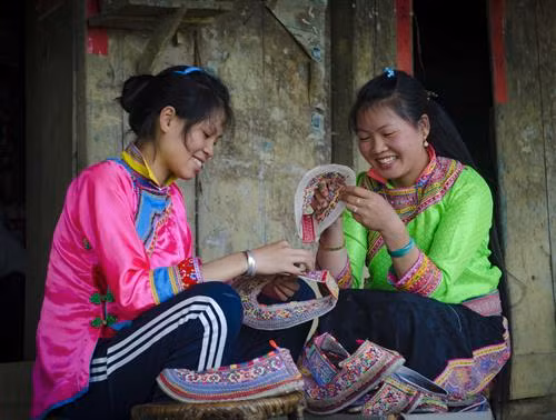 Thiếu nữ Xạ Phang trong trang phục truyền thống. Ảnh: Xuân Tiến - TTXVN
