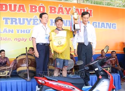 Ban Tổ chức trao giải Nhất cho ông Nguyễn Thành Tài, xã Châu Lăng, huyện Tri Tôn. Ảnh: Công Mạo-TTXVN