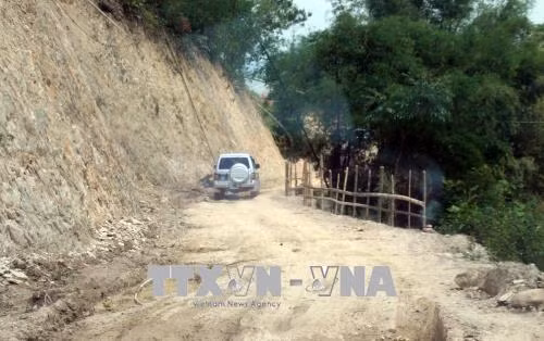 Đường giao thông dài 3,3km chưa được đổ bê tông gây khó khăn cho các phương tiện di chuyển. Ảnh: Diệp Anh - TTXVN