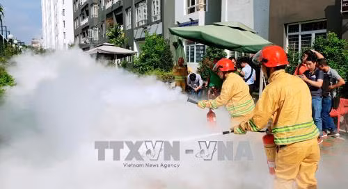Đội viên Đội chữa cháy tại chỗ thực hành chữa cháy theo tình huống giả định của Đoàn kiểm tra. Ảnh: Thành Chung – TTXVN