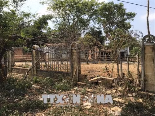 Hàng rào bên hông Khu chứng tích Nhà thờ Kon H’ring bị phá. Ảnh: Cao Nguyên - TTXVN