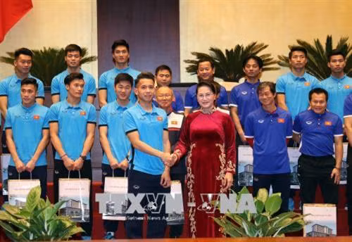 Chủ tịch Quốc hội Nguyễn Thị Kim Ngân tặng quà lãnh đạo, huấn luyện viên, các cầu thủ đội bóng U.23. Ảnh: Trọng Đức - TTXVN