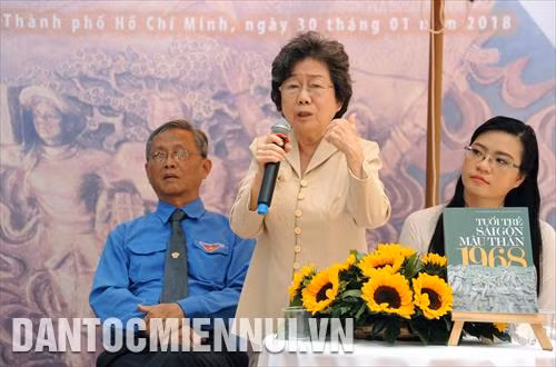 Bà Trương Mỹ Lệ, nguyên Quyền Bí thư Thành Đoàn, Phó Chủ nhiệm Thường trực Câu lạc bộ Truyền thống Thành Đoàn Thành phố Hồ Chí Minh giao lưu – kể chuyện “Tuổi trẻ Sài Gòn Mậu Thân 1968”. Ảnh: An Hiếu