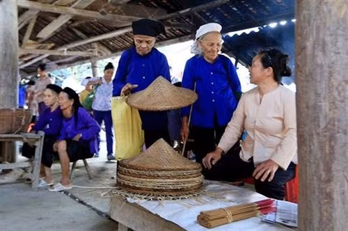 Người dân chọn mua nón lá.