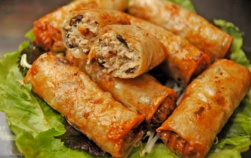 Nhân nem của miền Bắc có nhiều rau, củ quả hơn, ngoài ra còn có nấm hương, mộc nhĩ, miến
