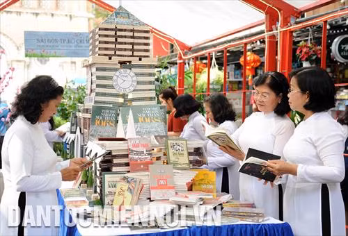 Khách tham quan mô hình chợ Bến Thành được dựng lên bằng 1.000 cuốn sách có chủ đề về Xuân Mậu Thân, về Sài Gòn – Thành phố Hồ Chí Minh. Ảnh: An Hiếu