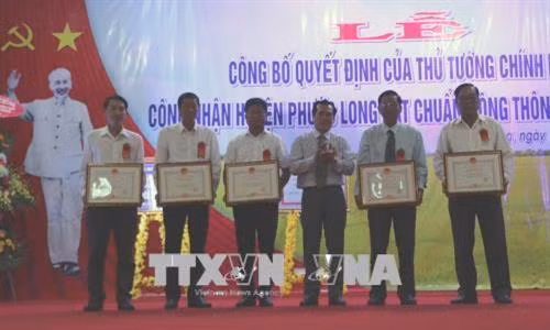 Lãnh đạo tỉnh Bạc Liêu tặng Bằng khen cho tập thể, cá nhân có thành tích xuất sắc trong xây dựng nông thôn mới. Ảnh: Huỳnh Sử-TTXVN