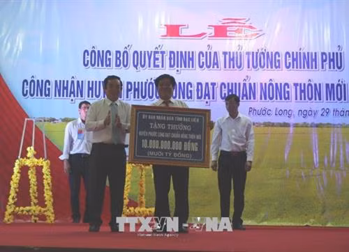 Ông Dương Thành Trung, Chủ tịch UBND tỉnh Bạc Liêu tặng thưởng 10 tỷ đồng cho huyện Phước Long. Ảnh: Huỳnh Sử-TTXVN