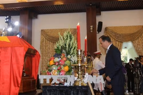 Tổng Lãnh sự Pháp Vincent Floreani viếng nguyên Thủ tướng Chính phủ Phan Văn Khải. Ảnh: Thanh Vũ - TTXVN