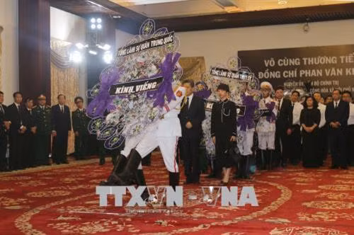 Đoàn đại biểu Tổng Lãnh sự Trung Quốc viếng nguyên Thủ tướng Chính phủ Phan Văn Khải. Ảnh: Thanh Vũ-TTXVN