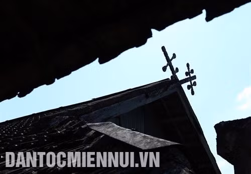 Biểu tượng “Khau cút” để phân biệt nhà sàn của người Thái đen với nhà sàn của người Thái trắng và các dân tộc khác. Ảnh: Phan Tuấn Anh Biểu tượng "Khau cút" trên nóc nhà của người Thái đen ở bản Phiêng Lơi, xã Thanh Minh, thành phố Điện Biên Phủ (Điện Biên)