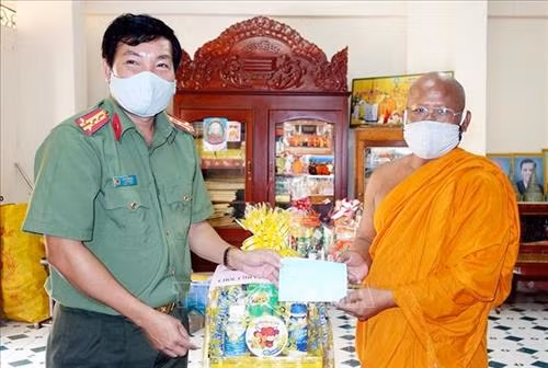 Đại tá Lâm Thành Sol, Phó Giám đốc Công an tỉnh An Giang, chúc mừng Tết Chôl Chnăm Thmây tại chùa Thơm Mít, xã Vĩnh Trung, huyện Tịnh Biên. Ảnh: Công Mạo - TTXVN